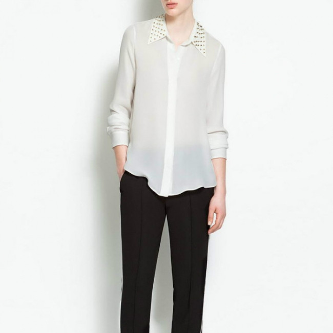 Mix sơ mi trắng tán đinh với quần âu công sở
