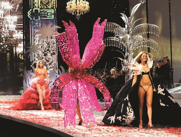 Victoria’s Secret Fashion Show năm 2008 tại Fontainebleau, một resort 54 năm tuổi tại Miami, Mỹ Victoria’s Secret Fashion Show năm 2008 tại Fontainebleau, một resort 54 năm tuổi tại Miami, Mỹ