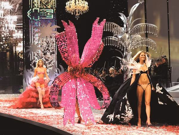 Victoria’s Secret Fashion Show năm 2008 tại Fontainebleau, một resort 54 năm tuổi tại Miami, Mỹ