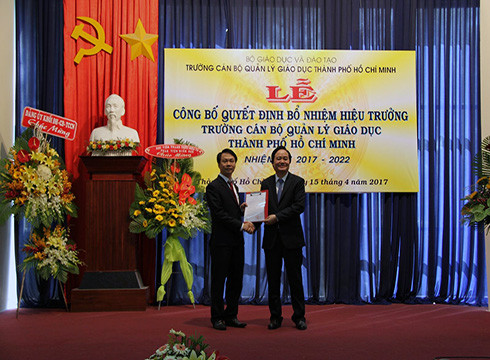 Ông Hà Thanh Việt (trái) khi nhận quyết định làm Hiệu trưởng hồi năm 2017(ảnh: website trường)