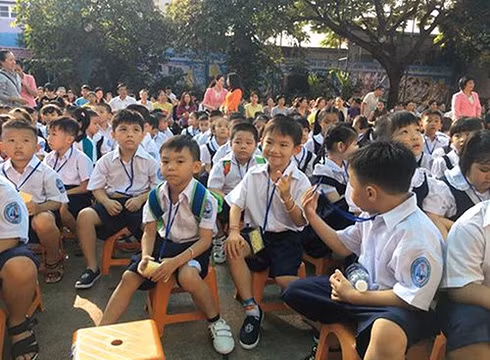 Học sinh tiểu học ở Sài Gòn năm nay chỉ mang nhiều nhất là 3 quyển vở (ảnh: P.L)