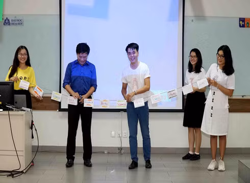 Cắt băng khai mạc Tuần lễ Khoa học và Nghệ thuật tại Trường Đại học Hoa Sen (ảnh: P.L)