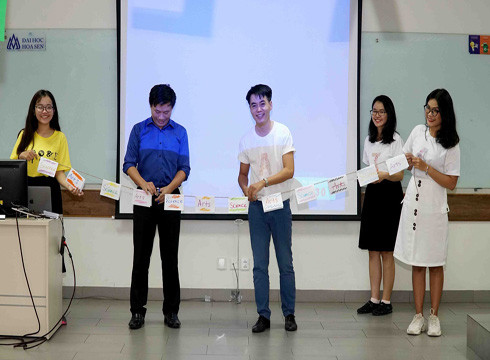 Cắt băng khai mạc Tuần lễ Khoa học và Nghệ thuật tại Trường Đại học Hoa Sen (ảnh: P.L) Cắt băng khai mạc Tuần lễ Khoa học và Nghệ thuật tại Trường Đại học Hoa Sen (ảnh: P.L)