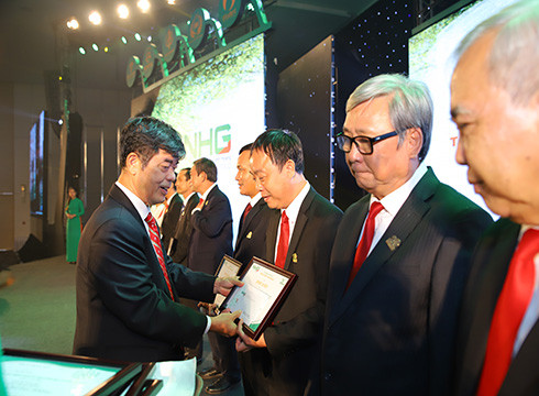 Lãnh đạo NHG trao giải thưởng cho các tập thể đạt giải Uy tín (ảnh: NHG)