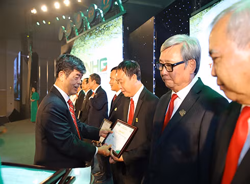 Lãnh đạo NHG trao giải thưởng cho các tập thể đạt giải Uy tín (ảnh: NHG)