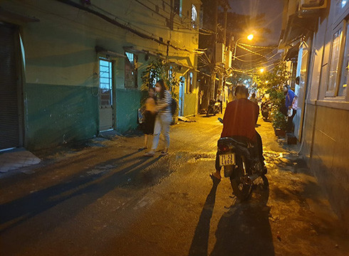 Học viên cơ sở Nguyễn Đức English ra về tối ngày 21/8 (ảnh: P.L) Học viên cơ sở Nguyễn Đức English ra về tối ngày 21/8 (ảnh: P.L)