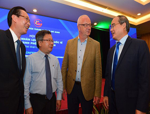 Bí thư Nguyễn Thiện Nhân (ngoài cùng, phải) trao đổi với các đại biểu tham dự hội thảo (ảnh: SGGP) Bí thư Nguyễn Thiện Nhân (ngoài cùng, phải) trao đổi với các đại biểu tham dự hội thảo (ảnh: SGGP)