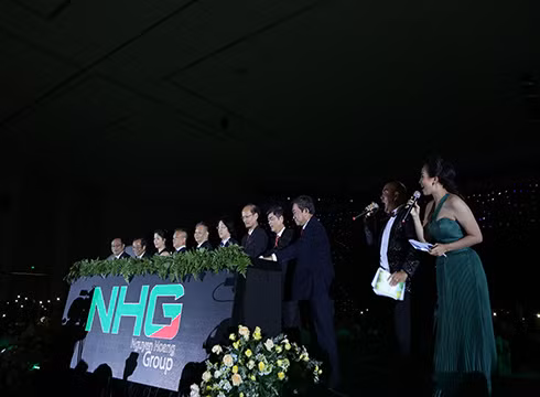 Lãnh đạo Tập đoàn Nguyễn Hoàng thắp sáng cây tri thức nhân kỷ niệm 20 năm thành lập (ảnh: NHG)