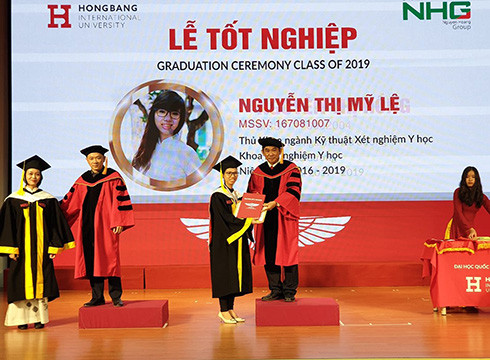 Trường Đại học Quốc tế Hồng Bàng trao bằng tốt nghiệp cho các thủ khoa, á khoa (ảnh: P.L)