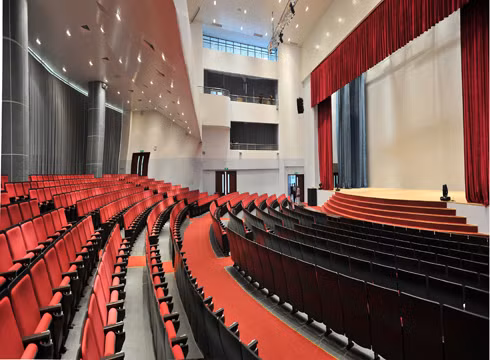 Hội trường ở cơ sở chính của TDTU có sức chứa 1.400 chỗ ngồi, với nhiều thiết bị hiện đại (ảnh: CTV) Hội trường ở cơ sở chính của TDTU có sức chứa 1.400 chỗ ngồi, với nhiều thiết bị hiện đại (ảnh: CTV)