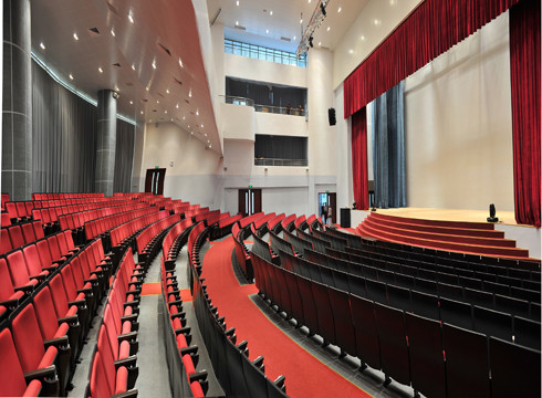 Hội trường ở cơ sở chính của TDTU có sức chứa 1.400 chỗ ngồi, với nhiều thiết bị hiện đại (ảnh: CTV) Hội trường ở cơ sở chính của TDTU có sức chứa 1.400 chỗ ngồi, với nhiều thiết bị hiện đại (ảnh: CTV)