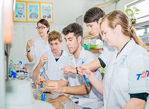Rất đông sinh viên nước ngoài học, nghiên cứu khoa học tại Trường Đại học Tôn Đức Thắng (ảnh: TDTU)