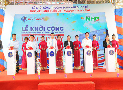 Các đại biểu tham dự nhấn nút khởi công UKA tại Đà Nẵng (ảnh: NHG) Các đại biểu tham dự nhấn nút khởi công UKA tại Đà Nẵng (ảnh: NHG)
