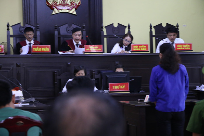 Bị cáo Nguyễn Thị Hồng Nga khai nhận tiền cảm ơn phụ huynh nâng điểm do tặc lưỡi nhận. Ảnh: Vũ Phương. Bị cáo Nguyễn Thị Hồng Nga khai nhận tiền cảm ơn phụ huynh nâng điểm do tặc lưỡi nhận. Ảnh: Vũ Phương.