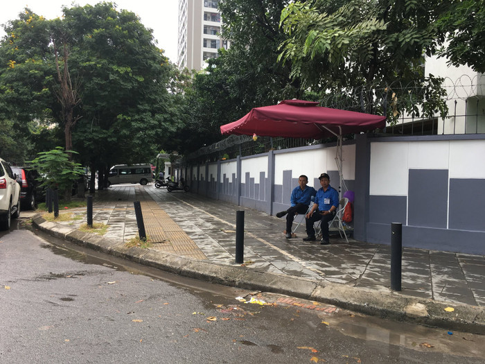 Bên ngoài trường Gateway được bố trí nhiều nhân viên bảo vệ (sáng 3/10). Ảnh: Vũ Phương.