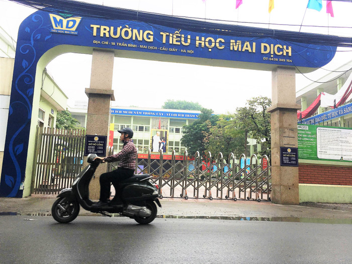 Phụ huynh Tiểu học Mai Dịch cho rằng, việc nhà trường tổ chức vào ngày bình thường trong tuần khác nào ép phụ huynh tham gia. Ảnh: Vũ Phương. Phụ huynh Tiểu học Mai Dịch cho rằng, việc nhà trường tổ chức vào ngày bình thường trong tuần khác nào ép phụ huynh tham gia. Ảnh: Vũ Phương.