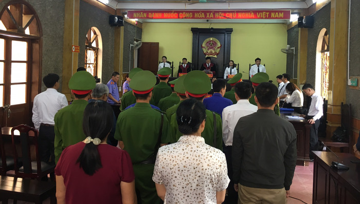 Hội đồng xét xử quyết định trả hồ sơ điều tra bổ sung. Ảnh: Vũ Phương Hội đồng xét xử quyết định trả hồ sơ điều tra bổ sung. Ảnh: Vũ Phương