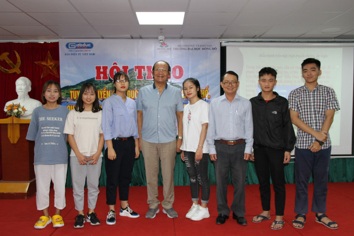 Lãnh đạo nhà trường, sinh viên chụp ảnh lưu niệm với diễn giả Trần Công Trục. Ảnh: Vũ Phương