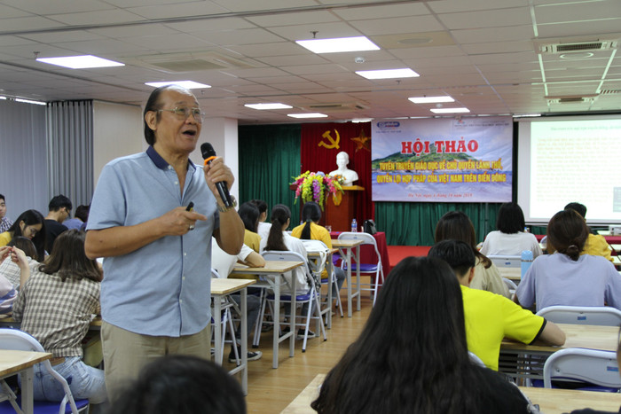 Diễn giả đến gần các em sinh viên chia sẻ, trao đổi. Ảnh: Vũ Phương.