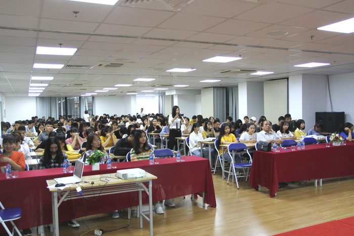 Hội thảo thu hút sinh viên, cán bộ, giảng viên Đại học Đông Đô khiến hội trường chật kín. Ảnh: Vũ Phương.