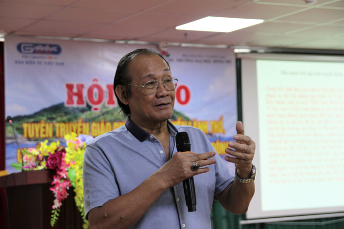 Diễn giả Trần Công Trục đưa ra những khái niệm pháp lý chuyên ngành giúp các bạn sinh viên Đại học Đông Đô hiểu đúng các vấn đề liên quan đến chủ quyền lãnh thổ, biên giới quốc gia, các quyền tài phán của quốc gia ven biển. Ảnh: Vũ Phương.