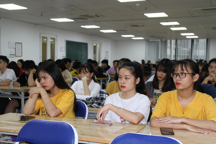 Các bạn sinh viên rất chăm chú lắng nghe diễn giả nói về các vấn đề nóng xảy ra trên Biển Đông. Ảnh: Vũ Phương.