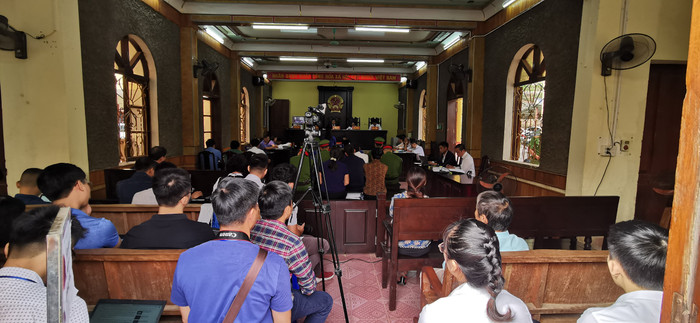 Nhiều nhân chứng, người có quyền và nghĩa vụ liên quan vắng mặt tại phiên tòa sáng ngày 16/10 tại Sơn La. Ảnh: Vũ Phương. Nhiều nhân chứng, người có quyền và nghĩa vụ liên quan vắng mặt tại phiên tòa sáng ngày 16/10 tại Sơn La. Ảnh: Vũ Phương.