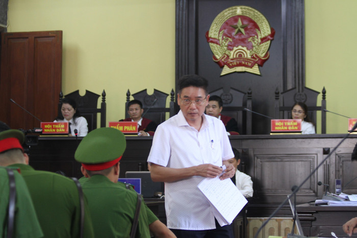 Cựu Phó Giám đốc Sở Giáo dục và Đào tạo tỉnh Sơn La phủ nhận việc chỉ đạo bị cáo Nga nâng điểm cho các thí sinh. Ảnh: Vũ Phương. Cựu Phó Giám đốc Sở Giáo dục và Đào tạo tỉnh Sơn La phủ nhận việc chỉ đạo bị cáo Nga nâng điểm cho các thí sinh. Ảnh: Vũ Phương.