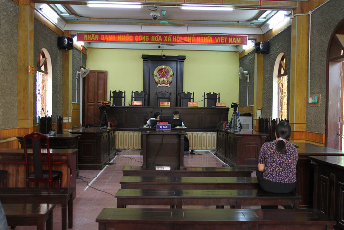 Phiên tòa ngày 16/9, bị cáo Cầm Thị Sun Bọn đến đầu tiên trong 8 bị cáo, còn rất nhiều nhân chứng quan trọng không đến như ông Hoàng Tiến Đức, nguyên Giám đốc Sở Giáo dục và Đào tạo tỉnh Sơn La. Ảnh: Vũ Phương. Phiên tòa ngày 16/9, bị cáo Cầm Thị Sun Bọn đến đầu tiên trong 8 bị cáo, còn rất nhiều nhân chứng quan trọng không đến như ông Hoàng Tiến Đức, nguyên Giám đốc Sở Giáo dục và Đào tạo tỉnh Sơn La. Ảnh: Vũ Phương.