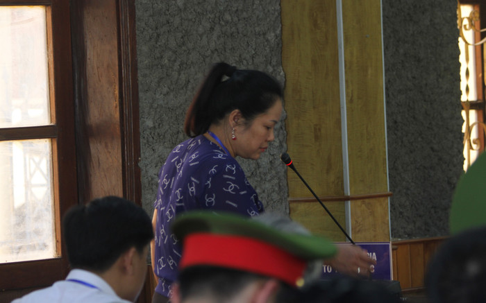 Trước hội đồng xét xử, bà Hoàng Thị Thành phủ nhận việc đưa 440 triệu đồng tiền cảm ơn bị cáo Cầm Thị Bun Sọn đã giúp nâng điểm cho con trai đỗ vào trường công an. Ảnh: Vũ Phương. Trước hội đồng xét xử, bà Hoàng Thị Thành phủ nhận việc đưa 440 triệu đồng tiền cảm ơn bị cáo Cầm Thị Bun Sọn đã giúp nâng điểm cho con trai đỗ vào trường công an. Ảnh: Vũ Phương.