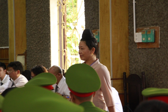 Phụ huynh Lò Thị Trường mẹ của thí sinh Lù Mạnh Hùng được nâng điểm phủ nhận việc nhờ bị cáo Lò Văn Huynh nâng điểm mà chỉ xem điểm, nhưng cảm ơn 300 triệu đồng. Ảnh: V.P.