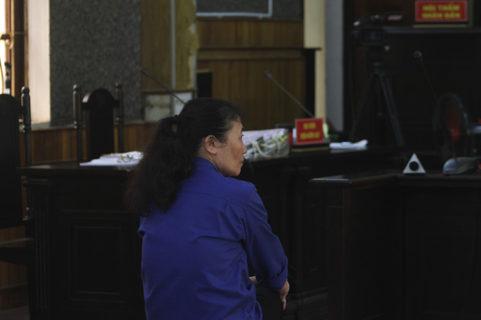 Bị cáo Nguyễn Thị Hồng Nga khai trước tòa làm theo chỉ đạo nâng điểm cho các thí sinh theo chỉ đạo của cấp trên Trần Xuân Yến. Ảnh: Vũ Phương. Bị cáo Nguyễn Thị Hồng Nga khai trước tòa làm theo chỉ đạo nâng điểm cho các thí sinh theo chỉ đạo của cấp trên Trần Xuân Yến. Ảnh: Vũ Phương.