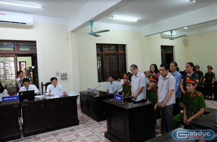 Phiên tòa xét xử công khai vụ gian lận thi tại Hà Giang năm 2019 đã phải hoãn vì vắng quá nhiều nhân chứng quan trọng, người liên quan trong đó có cả những phụ huynh có con được nâng điểm thi. Ảnh: Lại Cường. Phiên tòa xét xử công khai vụ gian lận thi tại Hà Giang năm 2019 đã phải hoãn vì vắng quá nhiều nhân chứng quan trọng, người liên quan trong đó có cả những phụ huynh có con được nâng điểm thi. Ảnh: Lại Cường.