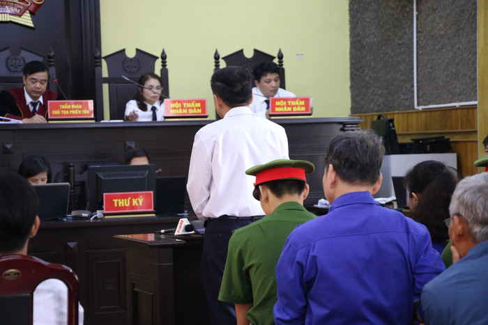 Trần Xuân Yến khai trước tòa rằng chỉ nhờ Nga xem điểm chứ không nhờ nâng điểm thi cho những thí sinh được các sếp nhờ. Ảnh: Vũ Phương. Trần Xuân Yến khai trước tòa rằng chỉ nhờ Nga xem điểm chứ không nhờ nâng điểm thi cho những thí sinh được các sếp nhờ. Ảnh: Vũ Phương.