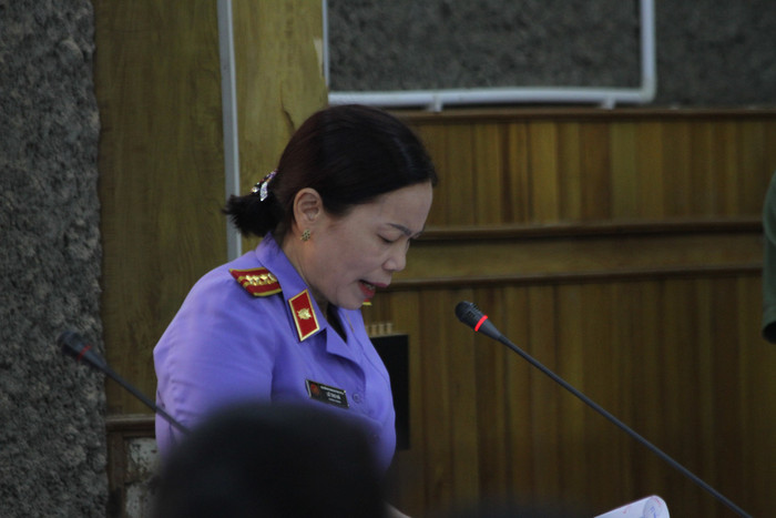 Kiểm sát viên Lê Thị Thu Hà cho rằng, diễn biến tại phiên tòa có phát sinh một số tình tiết mới, có dấu hiệu tội đưa và nhận hối lộ. Ảnh: Vũ Phương. Kiểm sát viên Lê Thị Thu Hà cho rằng, diễn biến tại phiên tòa có phát sinh một số tình tiết mới, có dấu hiệu tội đưa và nhận hối lộ. Ảnh: Vũ Phương.