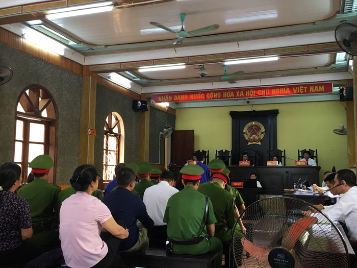 Nhiều nhân chứng là phụ huynh của thí sinh được nâng điểm đều khai trước tòa rằng họ không nhờ bị cáo nâng điểm mà chỉ nhờ xem điểm. Ảnh: Vũ Phương. Nhiều nhân chứng là phụ huynh của thí sinh được nâng điểm đều khai trước tòa rằng họ không nhờ bị cáo nâng điểm mà chỉ nhờ xem điểm. Ảnh: Vũ Phương.