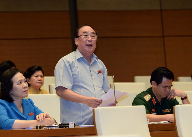 Đại biểu Trần Ngọc Vinh cho rằng, hình thức xử lý cán bộ, đảng viên có con được nâng điểm thi bằng hình thức kỷ luật, yêu cầu kiểm điểm sâu sắc, nghiêm túc rút kinh nghiệm là quá nhẹ, không thuyết phục dư luận. Ảnh: Quốc Hội. Đại biểu Trần Ngọc Vinh cho rằng, hình thức xử lý cán bộ, đảng viên có con được nâng điểm thi bằng hình thức kỷ luật, yêu cầu kiểm điểm sâu sắc, nghiêm túc rút kinh nghiệm là quá nhẹ, không thuyết phục dư luận. Ảnh: Quốc Hội.