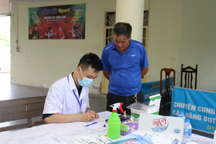 Lái xe trường Gateway được cán bộ y tế tiến hành thử nước tiểu để kiểm tra ma túy. Ảnh: Vũ Phương.