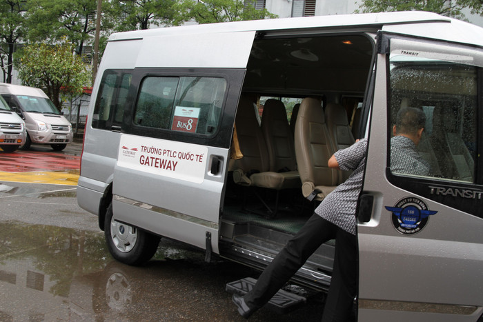 Liên ngành quận Cầu Giấy kiểm tra điều kiện toàn bộ 29 phương tiện, lái xe trường Gateway. Ảnh: Vũ Phương.