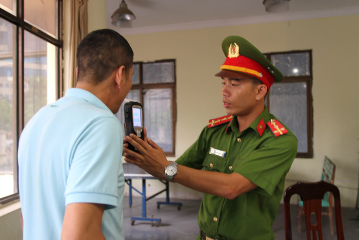 Đo nồng độ cồn lái xe trường Gateway. Ảnh: Vũ Phương.