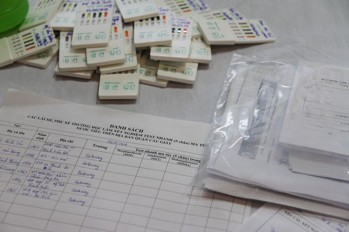 Danh sách lái xe, phụ xe trường Gateway xét nghiệm nhanh ma túy. Ảnh: Vũ Phương.