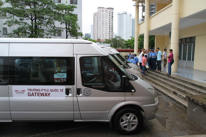 Ngoài kiểm tra điều kiện phương tiện, lái xe trường Gateway sẽ phải đo nồng độ cồn, kiểm tra ma túy. Ảnh: Vũ Phương.