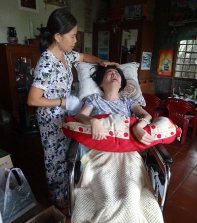 Trước đó, ông Trần Cảnh Ngợi, cha cô giáo Trần Hoàng Xuân cho biết thêm, tối 19/9 Hoa hậu Đặng Thu Thảo, con gái của ông Đặng Văn Đạt đã gọi điện thoại tới gia đình cô giáo Xuân và hứa trong một ngày gần nhất sẽ tới nhà ông Ngợi để thăm cô giáo Xuân, đồng thời sẽ nhờ các bác sĩ giỏi thăm khám, điều trị nhằm cải thiện được một phần nào đó sức khỏe cho cô giáo Xuân. Trước đó, ông Trần Cảnh Ngợi, cha cô giáo Trần Hoàng Xuân cho biết thêm, tối 19/9 Hoa hậu Đặng Thu Thảo, con gái của ông Đặng Văn Đạt đã gọi điện thoại tới gia đình cô giáo Xuân và hứa trong một ngày gần nhất sẽ tới nhà ông Ngợi để thăm cô giáo Xuân, đồng thời sẽ nhờ các bác sĩ giỏi thăm khám, điều trị nhằm cải thiện được một phần nào đó sức khỏe cho cô giáo Xuân.