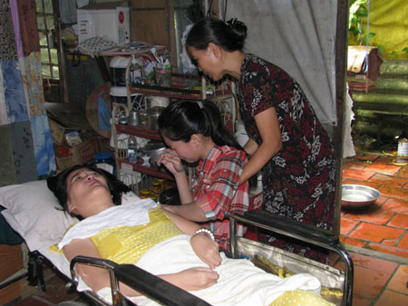 Một tin vui khác, đó là đã có một Mạnh Thường Quân đứng ra nhận mọi tiền chi phí chữa bệnh cho cô giáo Xuân. Trong thời gian tới, các bác sĩ ở Mỹ cũng sẽ về Bệnh viện chợ Rẫy (TPHCM), và cô giáo Xuân sẽ được đưa lên TP HCM để chữa trị. Một tin vui khác, đó là đã có một Mạnh Thường Quân đứng ra nhận mọi tiền chi phí chữa bệnh cho cô giáo Xuân. Trong thời gian tới, các bác sĩ ở Mỹ cũng sẽ về Bệnh viện chợ Rẫy (TPHCM), và cô giáo Xuân sẽ được đưa lên TP HCM để chữa trị.
