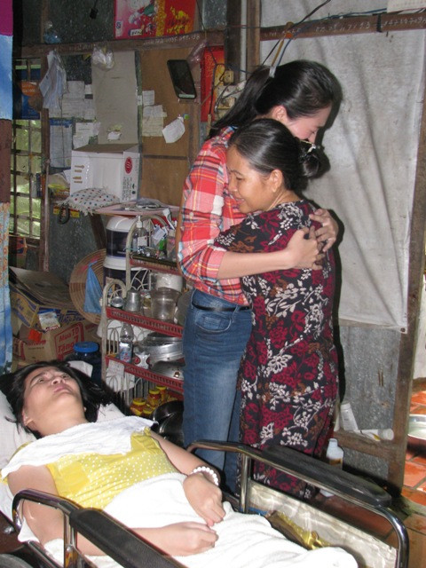Thu Thảo bật khóc khi chứng kiến hoàn cảnh bi đát của cô giáo Xuân. Thu Thảo bật khóc khi chứng kiến hoàn cảnh bi đát của cô giáo Xuân.
