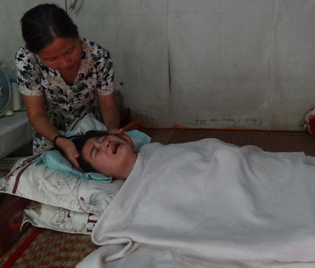 Ngày 7/10/2006, cô giáo Trần Hoàng Xuân (SN 1981) đang đứng ở lề trái của quốc lộ 61 chuẩn bị qua đường thì bị ông Đặng Văn Đạt điều khiển xe máy phóng nhanh, lấn qua lề trái tông mạnh vào. Hoàng Xuân bị thương tật rất nặng, đến 87%. Từ đó đến nay cô giáo Xuân sống đời sống thực vật. Ngày 7/10/2006, cô giáo Trần Hoàng Xuân (SN 1981) đang đứng ở lề trái của quốc lộ 61 chuẩn bị qua đường thì bị ông Đặng Văn Đạt điều khiển xe máy phóng nhanh, lấn qua lề trái tông mạnh vào. Hoàng Xuân bị thương tật rất nặng, đến 87%. Từ đó đến nay cô giáo Xuân sống đời sống thực vật.