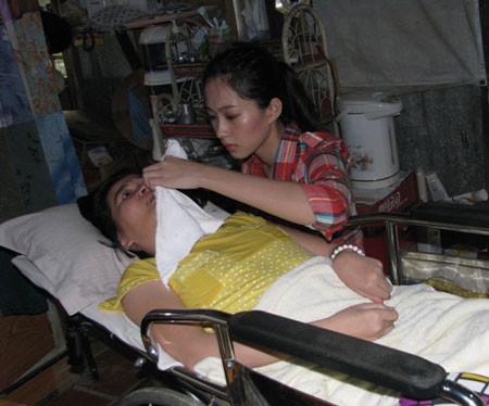 Hoa hậu Thu Thảo tới thăm cô giáo Xuân. Hoa hậu Thu Thảo tới thăm cô giáo Xuân.