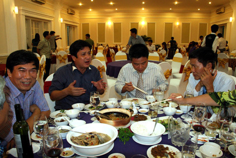 Buổi tối, Chí Trung vui vẻ dự tiệc mừng thành công lễ trao tặng biệt thự cho Viện Nghiên cứu cao cấp về Toán. Buổi tối, Chí Trung vui vẻ dự tiệc mừng thành công lễ trao tặng biệt thự cho Viện Nghiên cứu cao cấp về Toán.