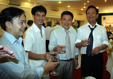 Ngoài Chí Trung, nghệ sỹ hài Xuân Bắc cũng bất ngờ xuất hiện tại buổi tiệc chúc mừng. Nhưng ngay sau đó, anh lại phải trở về Hòn Gai vì bận việc. Ngoài Chí Trung, nghệ sỹ hài Xuân Bắc cũng bất ngờ xuất hiện tại buổi tiệc chúc mừng. Nhưng ngay sau đó, anh lại phải trở về Hòn Gai vì bận việc.