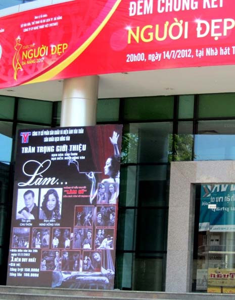 2 tấm biển giới thiệu 2 chương trình hoàn toàn khác biệt, dễ gây hiểu nhầm.